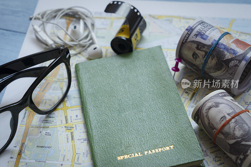 护照和钱在地图上