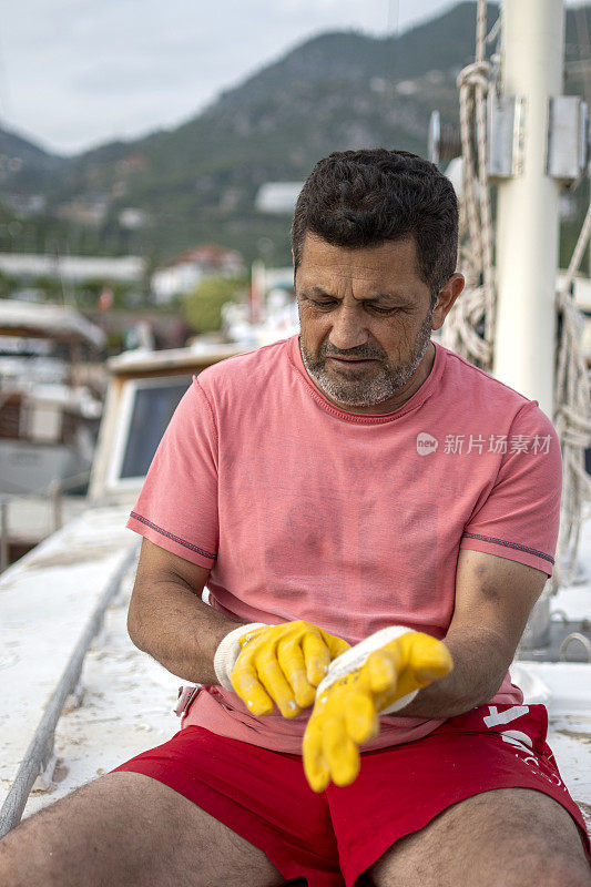 工人用抹刀修理小船
