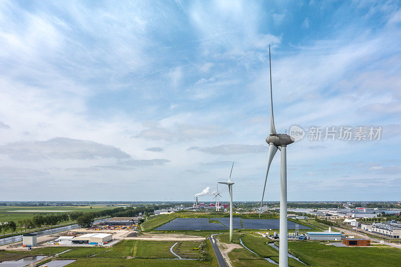 有风力涡轮机和太阳能电池板的工业区