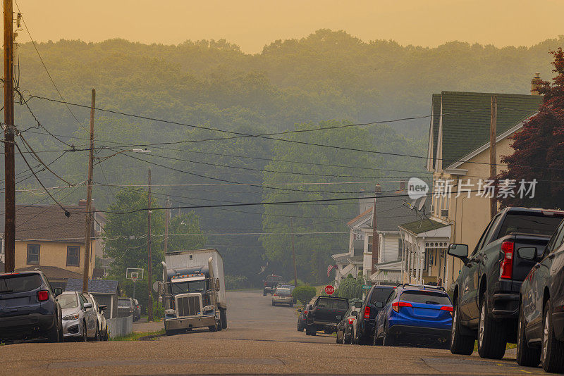 美国小社区的通勤道路消失在烟雾中。宾夕法尼亚州波科诺斯阿巴拉契亚山脉吉姆索普街道上的汽车