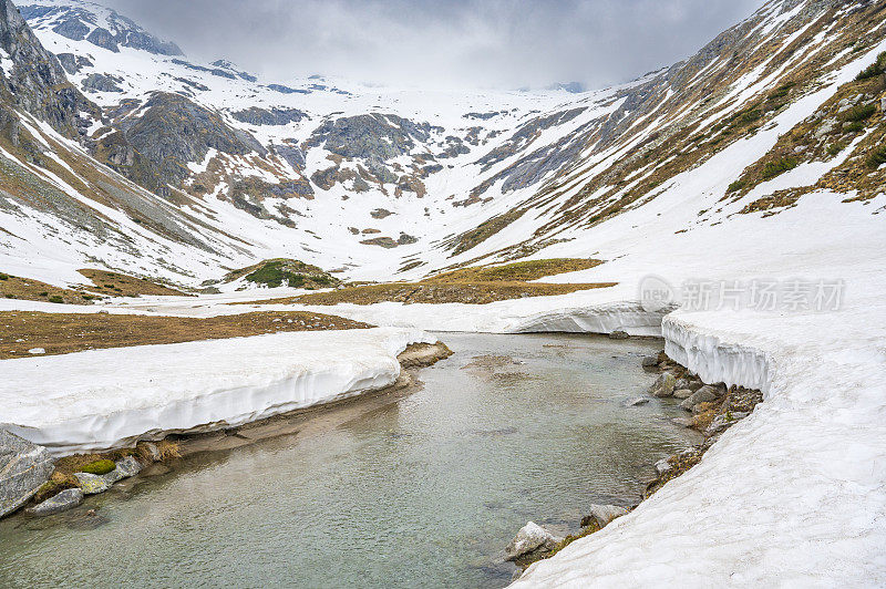 Kölnbreinbach在奥地利马尔他塔尔一个冰雪覆盖的山谷景观