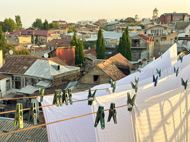 白色床单挂在晾衣绳上晾干，格鲁吉亚第比利斯老城的城市景观