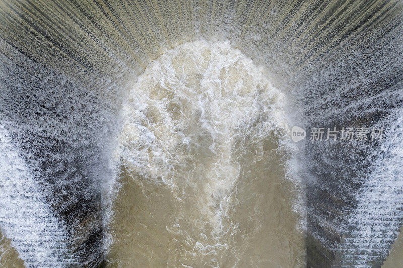 一个圆形堤防的特写，洪水溢出水库