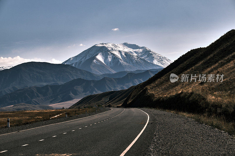 空旷蜿蜒的山路穿过山脊