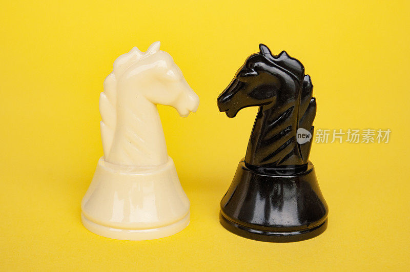 选择的观点，骑士象棋移动到战斗与黄色掩护背景。战略战术概念