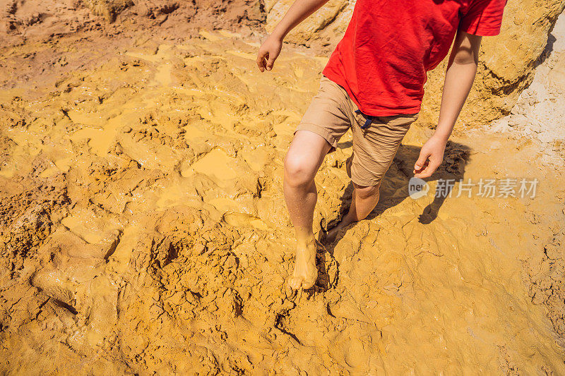 倒霉的人站在天然的流沙河、粘土沉积物、下沉、溺死的流沙、卡在土里、困住、卡住的概念