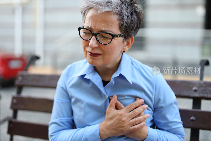 一位老年妇女胸痛，预示着潜在的心脏问题，让人担心她的健康。