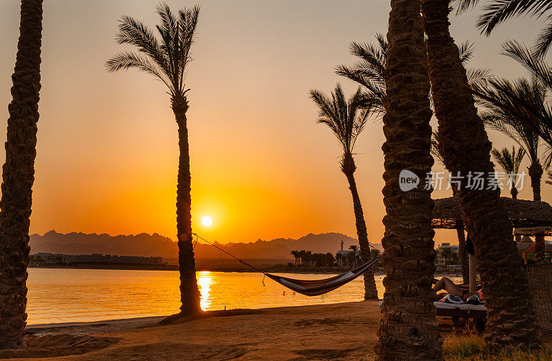 埃及赫尔格达的索玛湾，橙色的埃及日落在山脉和红海度假胜地的倒影中