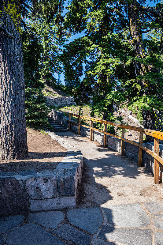 火山口湖小屋附近的边缘小径