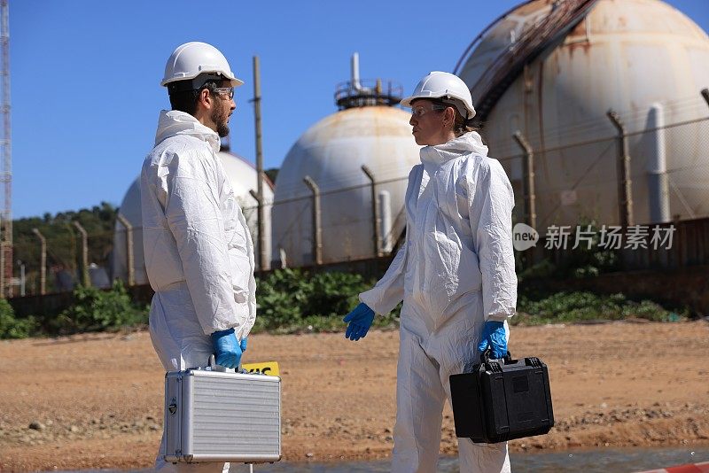负责化学PPE工作的工程师现场检查油厂的有毒物质