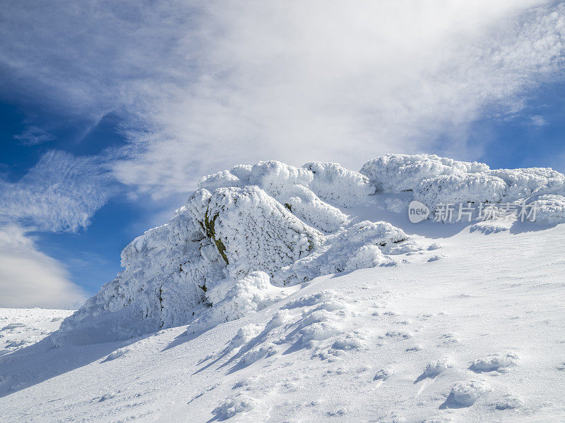 冬季高山白雪皑皑的冬季景观