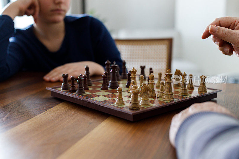 教他的孙子下棋