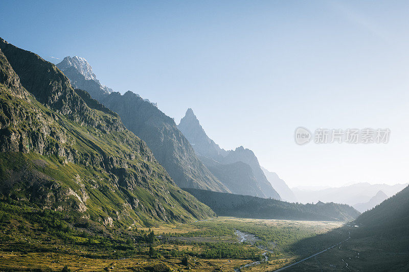 高山山谷中参差不齐的山峰