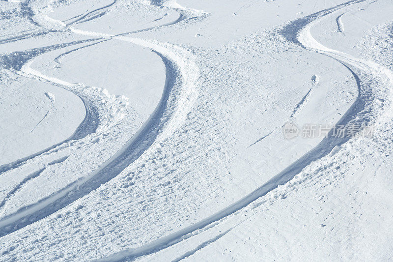 冬季滑雪胜地的粉雪小径