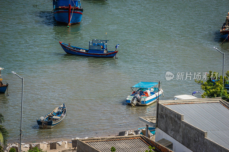 在宁顺的永希潘湾，海滩很清澈，船只在附近