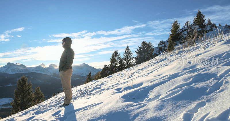 一个年轻人在雪山上停了下来