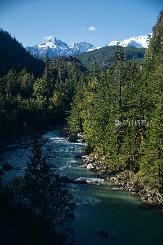 山峰和河流，加拿大落基山脉