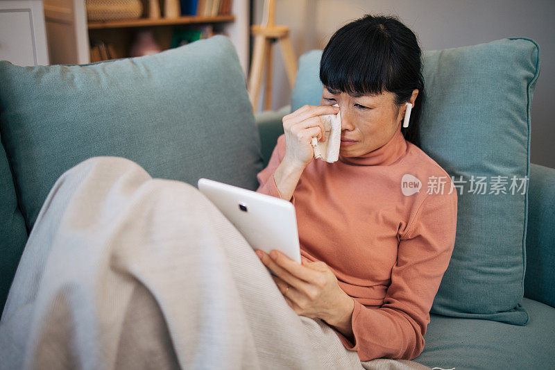 日本女人一边看悲伤的电影一边哭泣