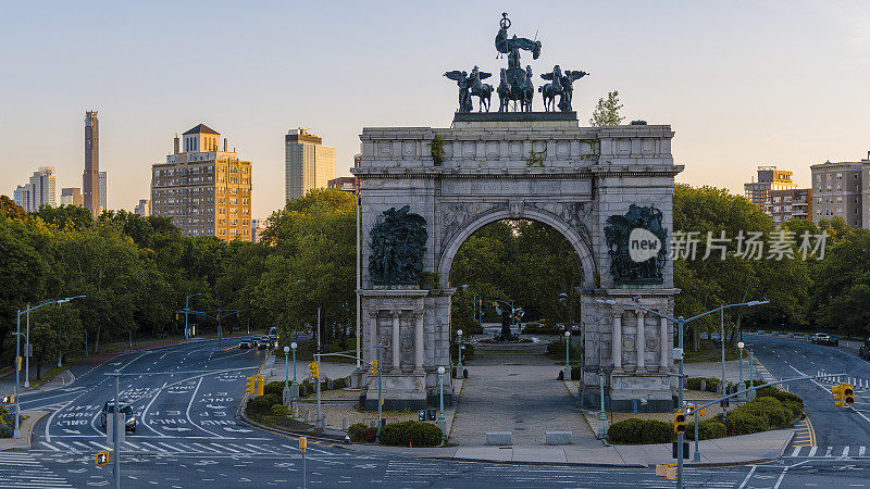 陆军广场，被称为展望公园广场，与展望公园的主要入口在布鲁克林，纽约在春天的日出。