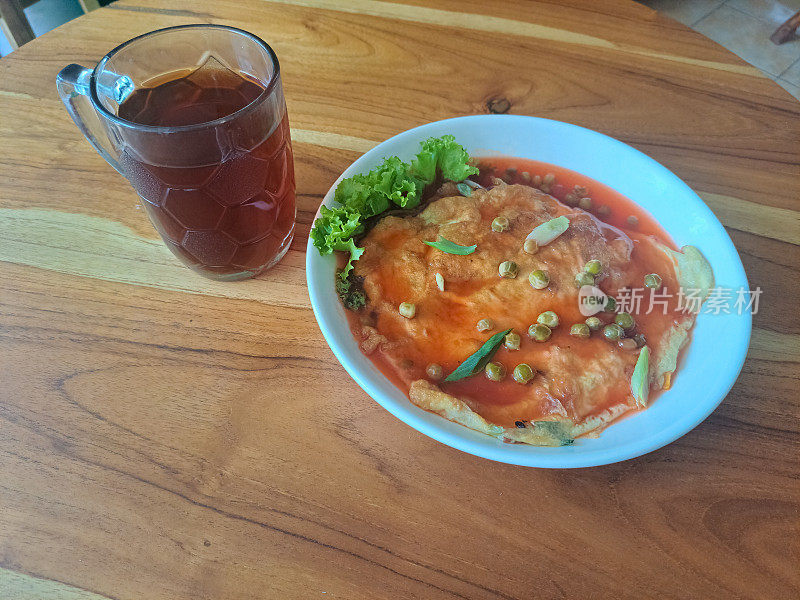 福永海——由鸡蛋、蔬菜和糖醋汁制成。用杯子盛茶。食物和饮料菜单。