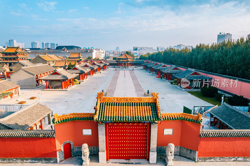 沈阳故宫的风景和中国辽宁沈阳的城市天际线