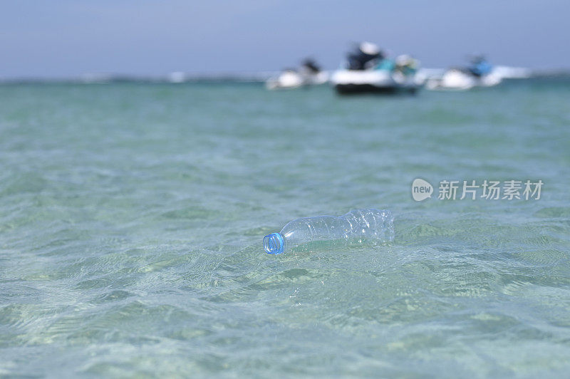 瓶子垃圾漂浮在海里