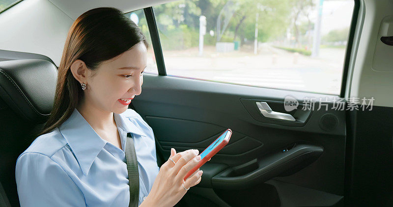 女人坐出租车用手机