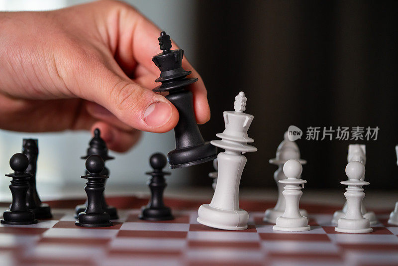 棋盘上的黑格和白格仍然是横向选择的概念