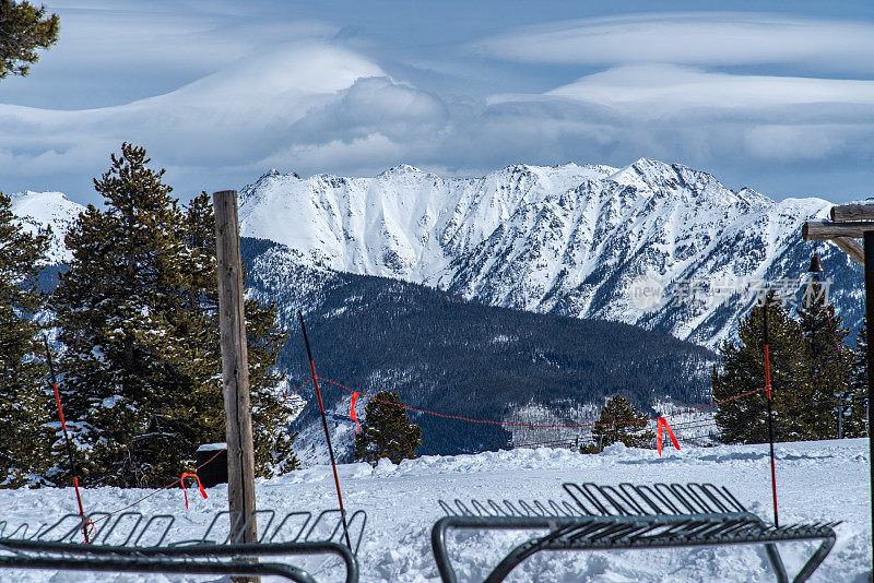 美国科罗拉多州韦尔天空度假胜地的雪山景色。