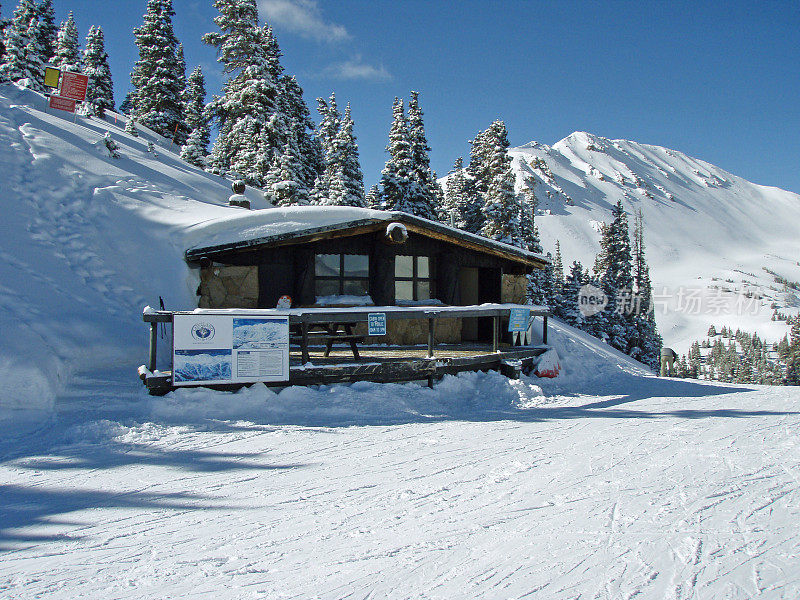 洛夫兰滑雪场温暖的小屋山坡，科罗拉多大陆分水岭