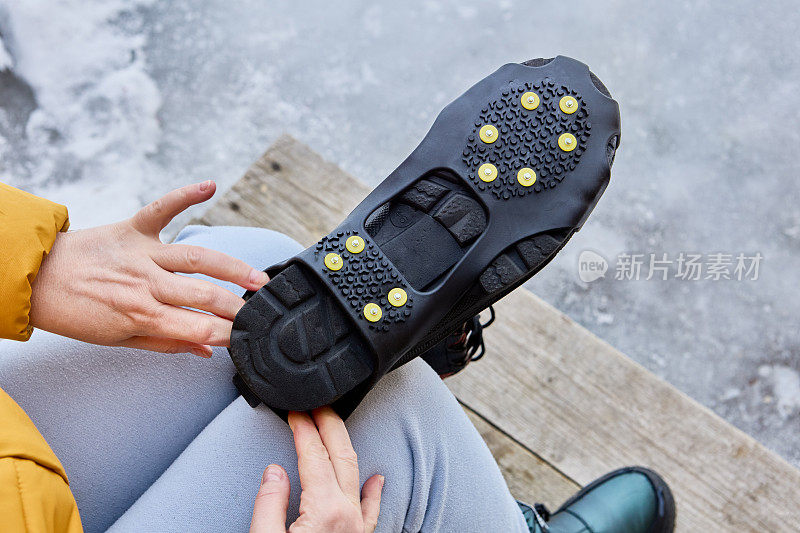 防滑冰爪垫，用于在下雪和结冰的条件下，有金属钉的靴子的牵引力。