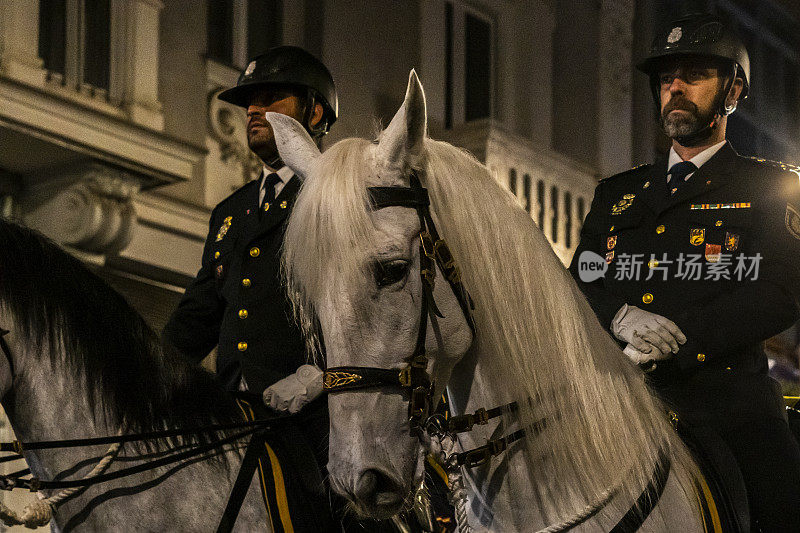 国民警卫队骑着一匹白马列队游行