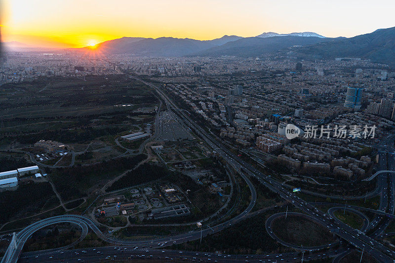 夕阳下的德黑兰市景