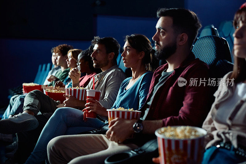 一群人在电影院看悬疑电影。