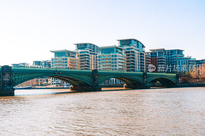 泰晤士河岸边，伦敦切尔西的现代建筑