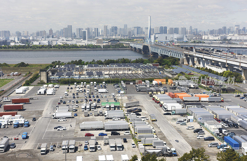 卡车停车场与太阳能电池板发电系统对城市天际线