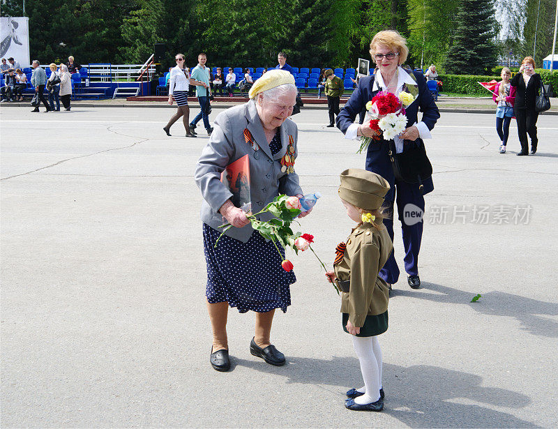 俄罗斯鄂木斯克市70周年胜利日。祝贺你退伍军人。