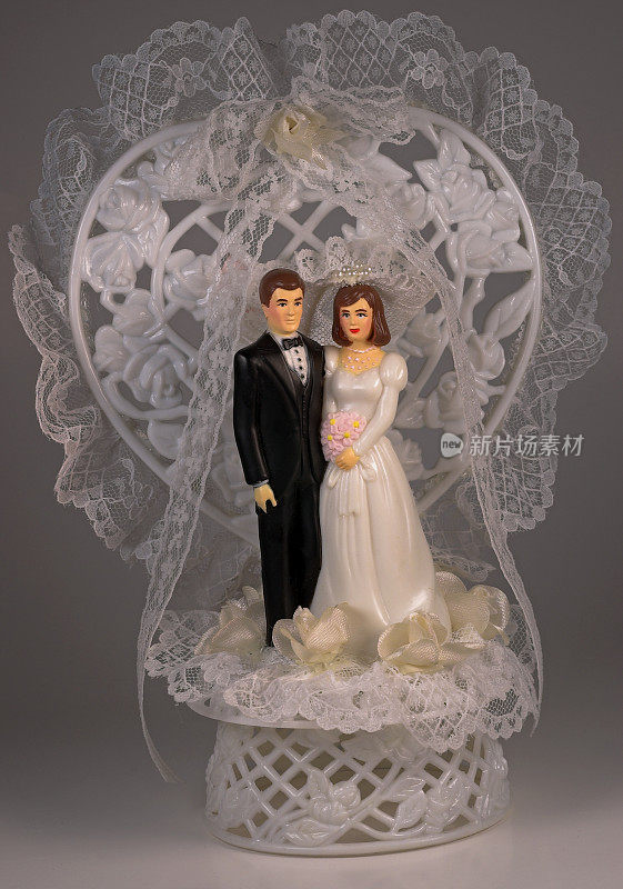 新娘和新郎的婚礼蛋糕装饰图片