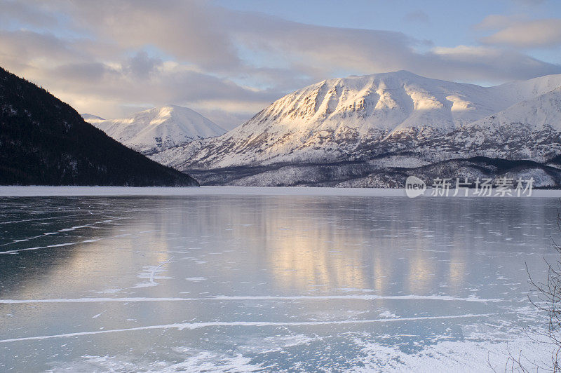 壮观的日落山和冰冻的阿拉斯加基奈湖