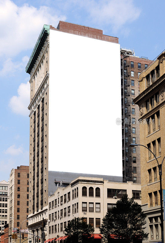 城市建筑一侧的大型空白广告牌