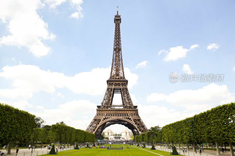 法国巴黎的埃菲尔铁塔和花园