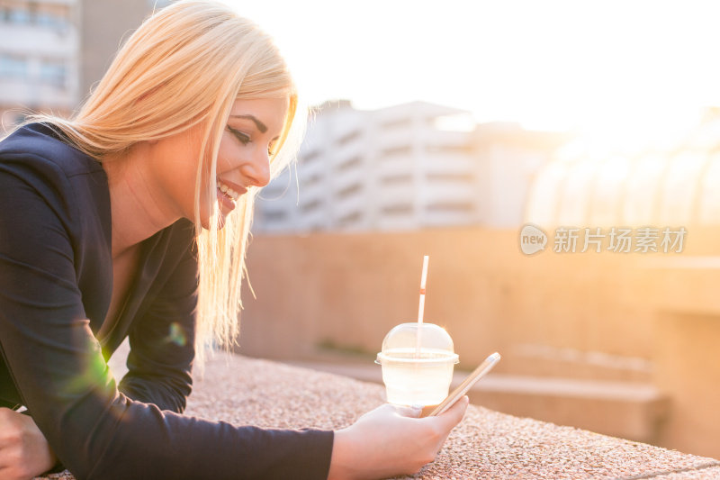 拿着手机的女人的手