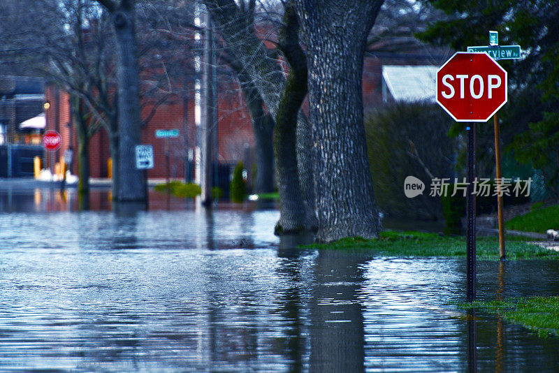 被洪水淹没的住宅区街道上的一个停车标志