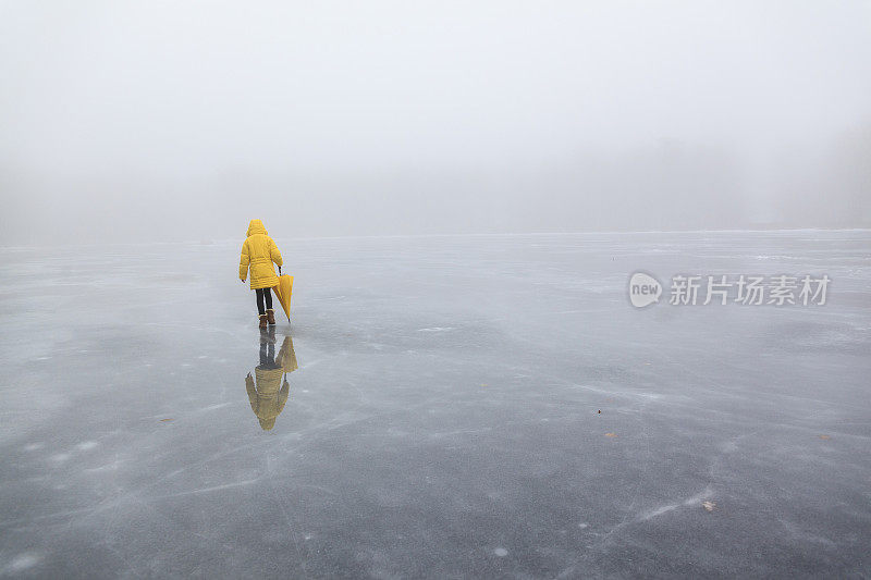 小女孩在结冰的湖面上