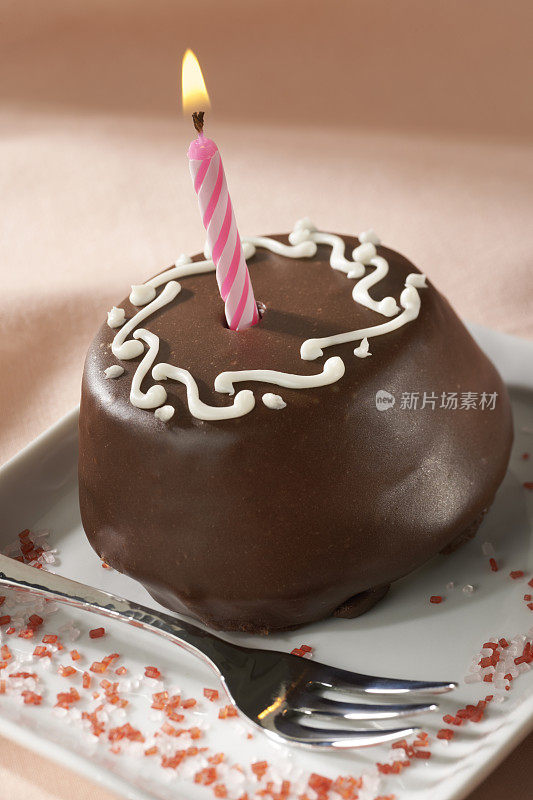巧克力迷你生日蛋糕和蜡烛