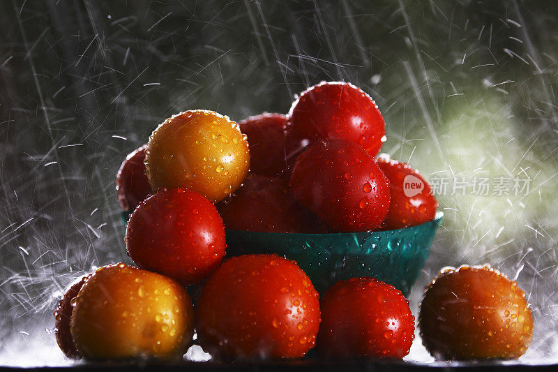 淋在雨中的新鲜番茄