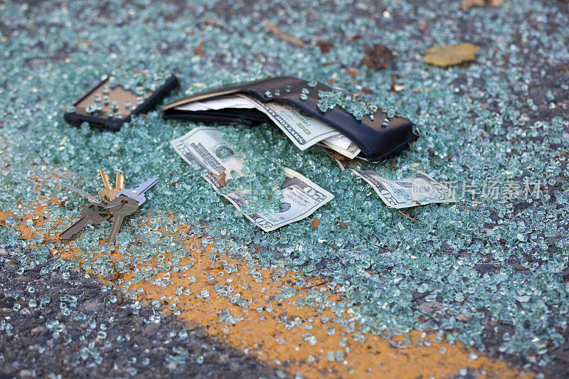 男士钱包内有美元、碎玻璃;停车场犯罪