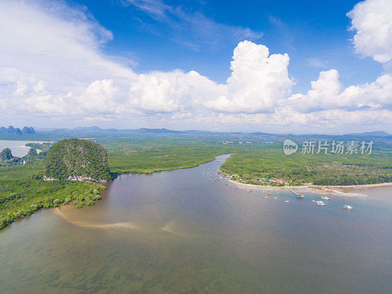 美丽的日落在热带海洋与长尾船在泰国南部