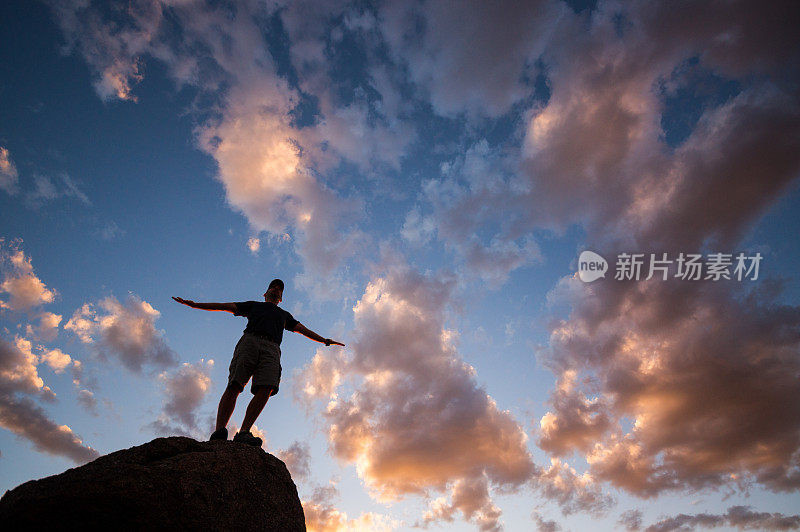 夕阳剪影精神男子