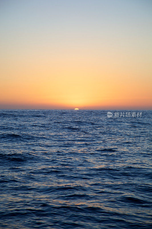 太阳在半空中